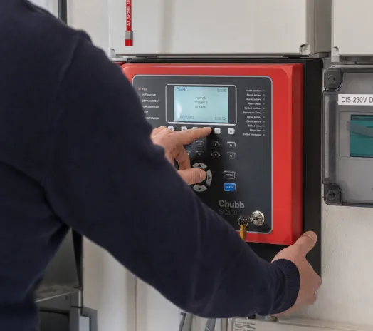 Intervention de maintenance sur un système de sécurité incendie